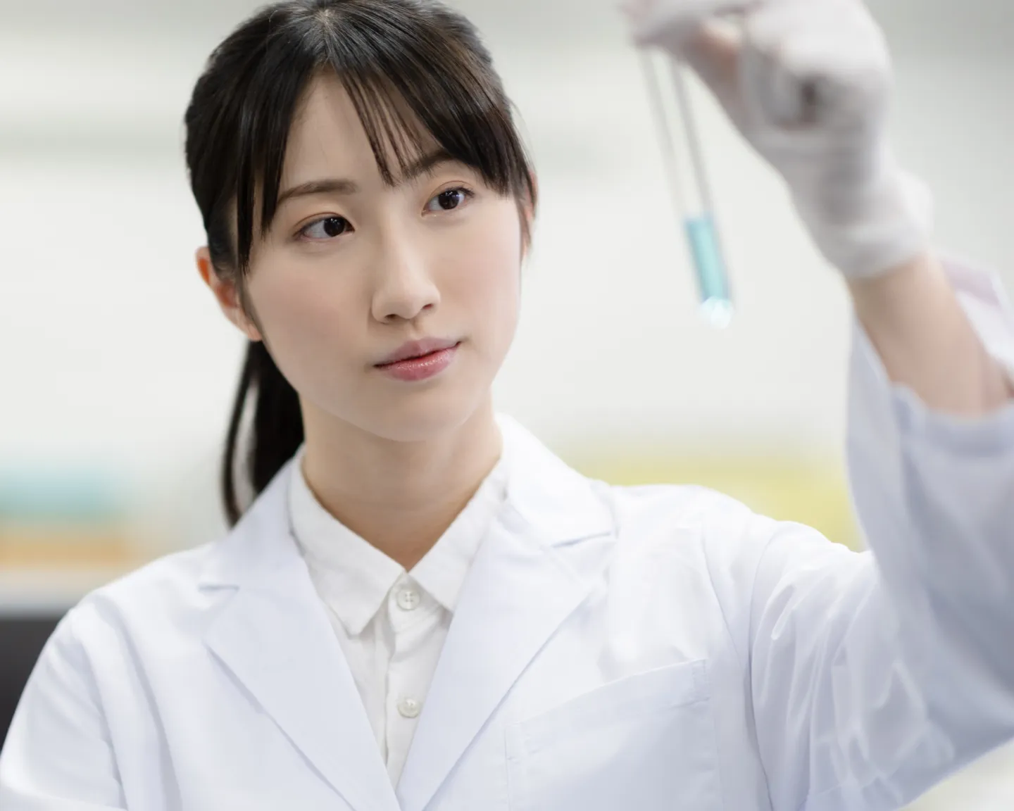 研究員が試験管を持つ様子