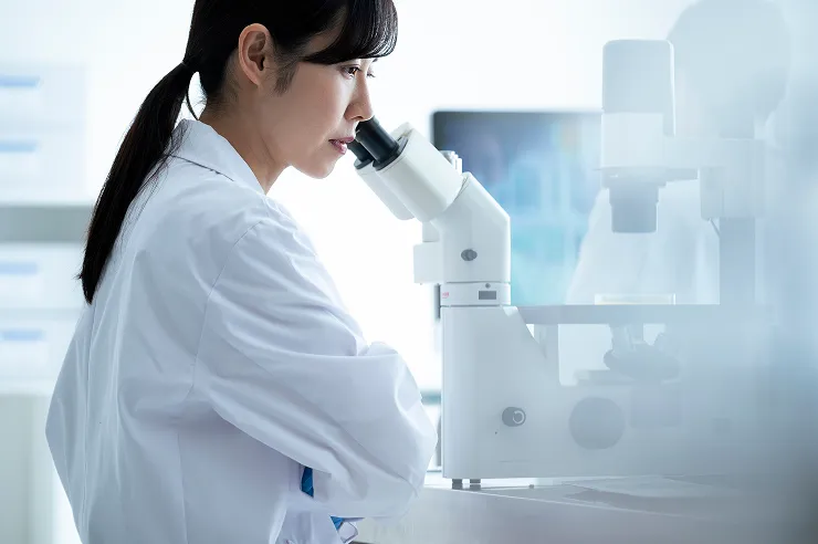 顕微鏡を覗いている女性